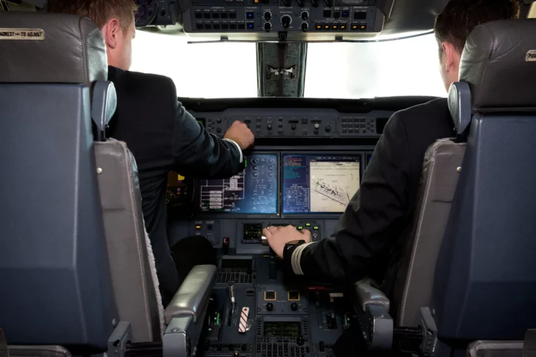 Eine Flugbesatzung im Cockpit, bereit zum Start.