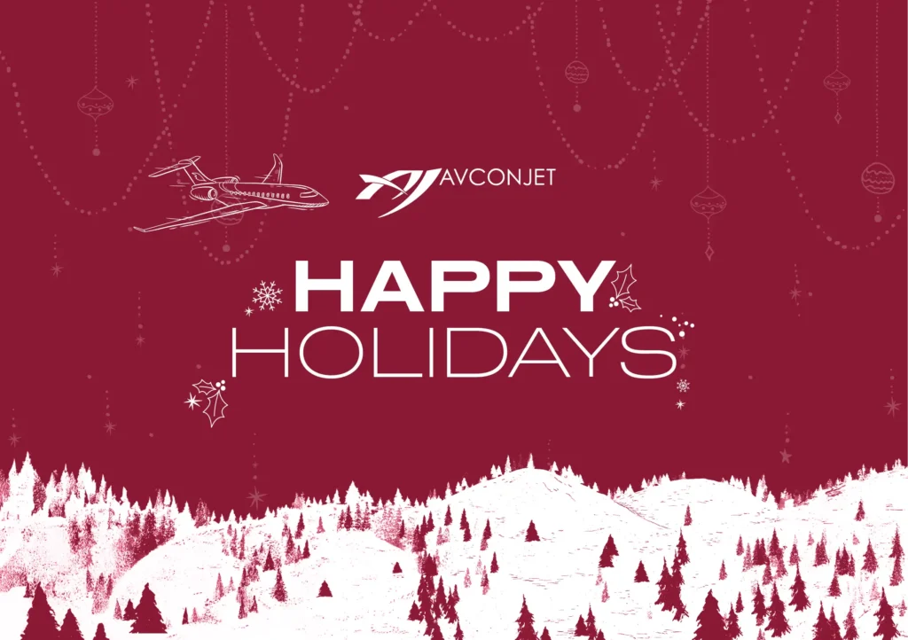 Weißer Umriss eines Jets, der über verschneite Hügel und Tannenbäume fliegt, mit der Nachricht "Happy Holidays" in fettgedrucktem weißem Text, auf einem tiefroten Hintergrund mit Weihnachtsornamenten und dem Avcon Jet-Logo darüber. Schneeflocken und Stechpalmen schmücken den Text und verleihen ihm einen festlichen Touch.
